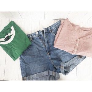 BUNDLE H&M women’s size 4 shorts And two large shirts.